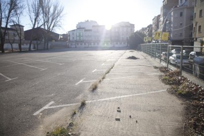 El solar está vallado y aún son visibles señales del anterior parking que había en el patio de Magisteri.