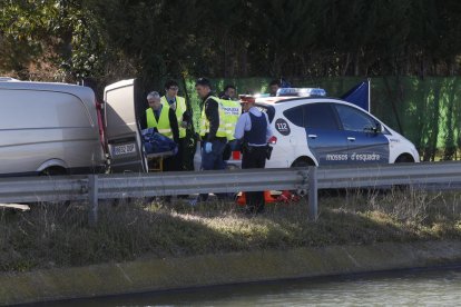 Agents de la unitat d’investigació de Mossos treballant ahir al lloc on l’extreballador es va treure la vida a la partida Fontanet.