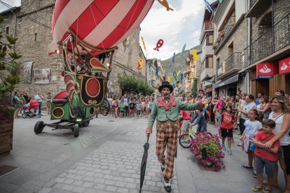 ‘Zeppelin’és un espectacle itinerant de carrer que transporta el públic fins als temps dels pioners aeris de principis del segle XX.