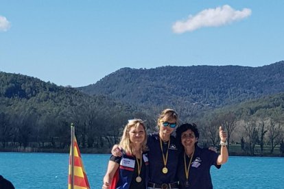 El podio con las leridanas del Club Kayak Mitjana Arias y Herrera.