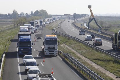 Imatge d’arxiu de retencions a l’A-2 a Lleida.