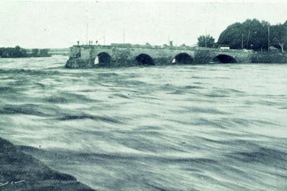 Aspecte del pont del Segre el dia 23 d'octubre del 1907.