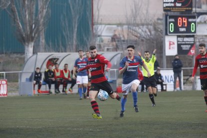 Un jugador del EFAC se dispone a chutar perseguido por uno del Tortosa ayer durante el partido.