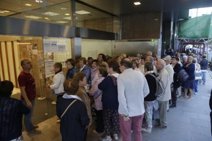 Momento en que un empleado de la OMAC organizaba la entrada de los jubilados a las 9.00 horas.