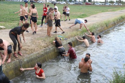 Centenars d'alumnes de la UdL van tornar a festejar una de les principals celebracions. La “batalla” de fang, estrella del dia