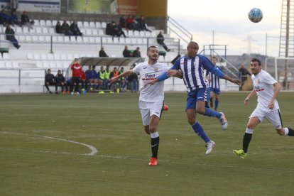 Un jugador del San Cristóbal intenta controlar un balón ante la presión de los jugadores locales ayer durante el partido.