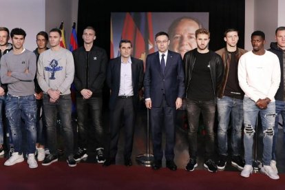 La plantilla de futbol, amb Valverde al capdavant, va passar per l’Espai Memorial abans d’entrenar-se per retre homenatge a l’expresident.