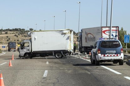 Imagen de la camioneta y el tráiler que colisionaron por alcance en Cervera.