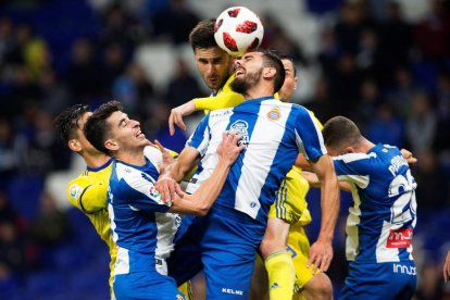 El davanter de l’Espanyol Borja Iglesias disputa la pilota amb el jugador del Cadis José Ángel Carrillo.