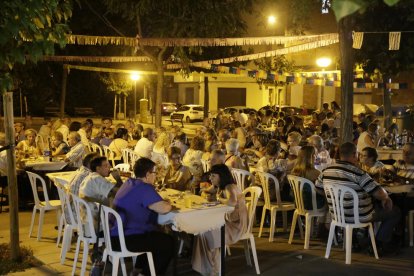 Vista dels participants ahir al sopar a la fresca amb espectacle a la plaça del Ferroviaris.