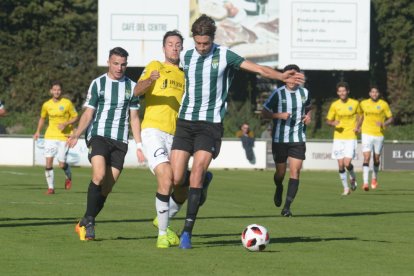 Pedro Martín pugna per la pilota amb un jugador del Peralada.