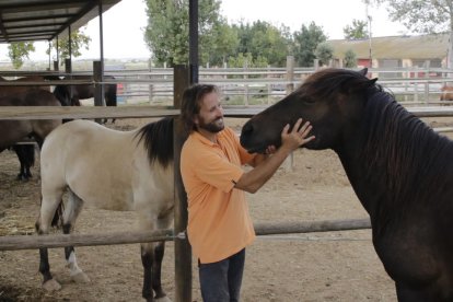 Carles Casanovas junto a algunos de los caballos del club Hípica L’Arca, que participan en clases de hípica y ejercicios terapéuticos. 