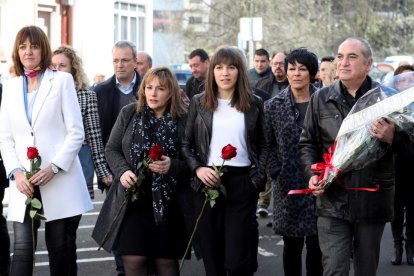 Dirigentes socialistas junto a la viuda y la hija del edil asesinado hace diez años.