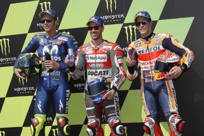 Marc Màrquez, al costat d’Andrea Dovizioso i Valentino Rossi, després de la sessió de qualificació.