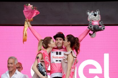 Dumoulin, actual campió del Giro, va guanyar la primera etapa.