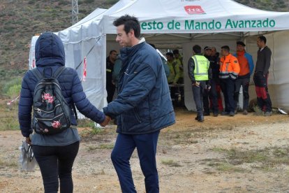 El pare del menor desaparegut, al costat d'un dels llocs de control del dispositiu de cerca.