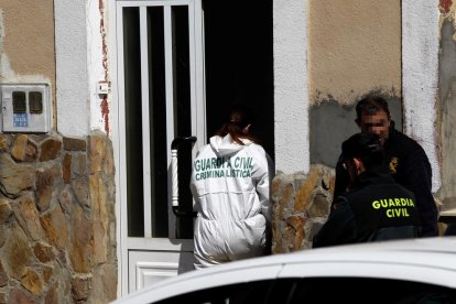 La Guàrdia Civil procedeix a escorcollar una casa de Castrogonzalo.