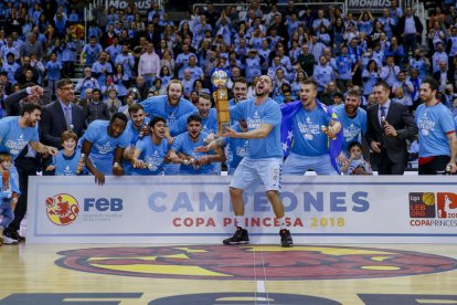 Salva Arco, exjugador del Lleida y capitán del Breogán, se dispone a levantar el trofeo de campeones.