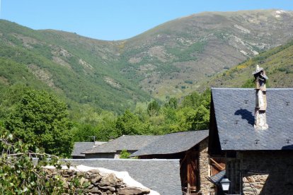 Vista del pueblo y del Coll de Cerbi.