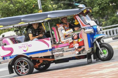 Marc condujo el típico taxi ‘tuk-tuk’ por las calles de Bangkok.