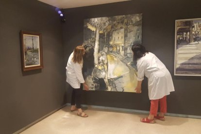 Técnicos del Museu de la Noguera ultimaban ayer el montaje de la exposición, que se inaugurará hoy.