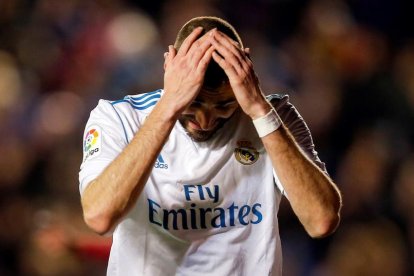 Karim Benzema se lamenta del empate cedido en el Ciutat de València casi en el último suspiro.