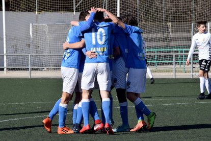 Los jugadores del Lleida Juvenil celebran uno de los goles.