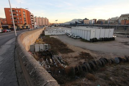 Terrenys vora l’estació on la Paeria preveu una àrea d’expansió comercial i residencial.