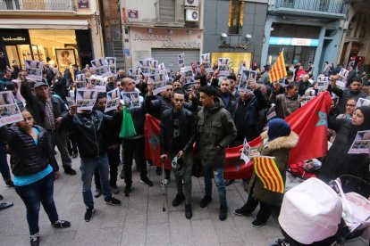 Els dos joves que han denunciat la Urbana (al centre), ahir a la concentració davant de la Paeria.