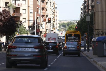 Al fondo, el semáforo con cámara de Príncep de Viana.