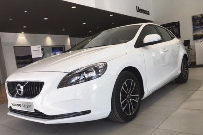 VOLVO V40 MOMENTUM