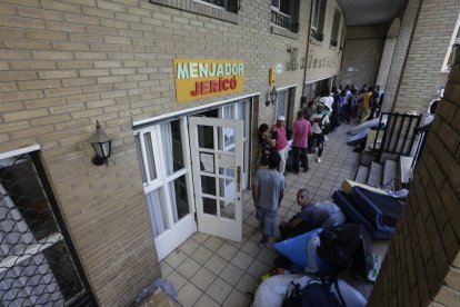 Imagen de las colas ante el comedor social el viernes.