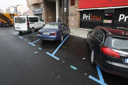 Vehicles estacionats ahir a la zona blava del carrer Roger de Llúria.