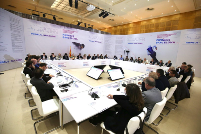 Representantes políticos, deportivos y empresariales ayer durante una reunión con el delegado del COI. 