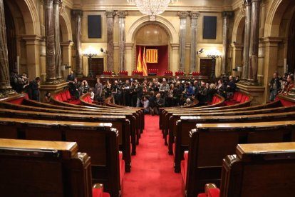 El martes debía abrirse el debate de investidura, pero a la hora del pleno los escaños permanecían vacíos y la prensa, a la espera.