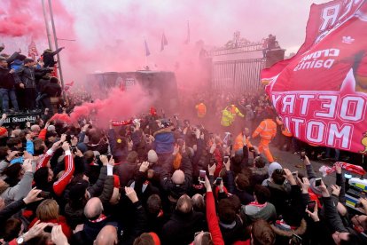 Aficionats del Liverpool van rebre l’autobús del City amb gran hostilitat llançant objectes.