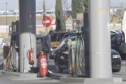 Imatge d’arxiu d’una estació de servei a la província de Lleida.