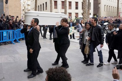 Los padres de Gabriel acompañan el féretro a la entrada de la Catedral de Almería.