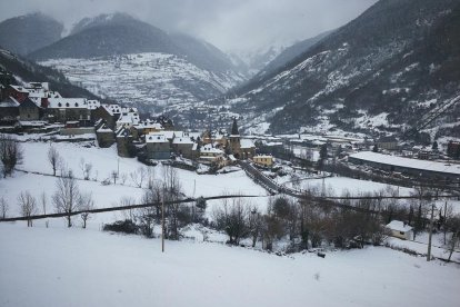 Vista de Vielha cubierta ayer de nieve.