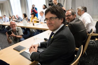 Carles Puigdemont , junto al vicepresidente primero de la Mesa del Parlament, Josep Costa, durante la reunión celebrada hoy en Berlín con la práctica totalidad de los diputados de JxCat.