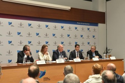 La consellera Chacón, Fernández  y Castells inauguraron el curso.