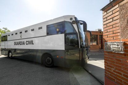 Arribada de Junqueras, Romeva i els Jordis a la presó de Lleida, ahir.