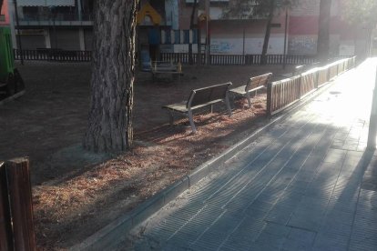 Parte de la valla arrancada en el parque de la calle Mariola.