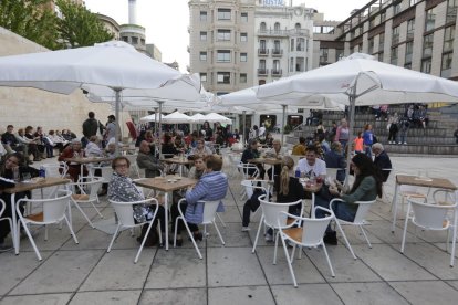 Una terraza en la que las sombrillas no son cuadradas.