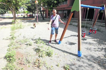 Quejas por malas hierbas, basura y ratas en un parque infantil