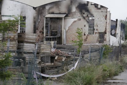 Imagen tomada ayer de la nave que quedó más afectada por el incendio.