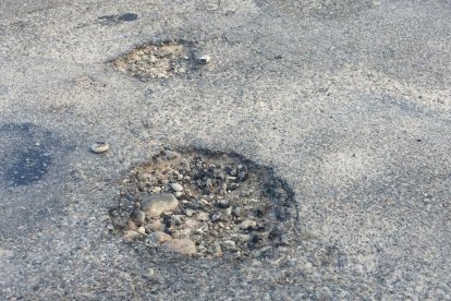 Carretera cap a Alfarràs plena de clots - L’empresa Sorigué serà l’encarregada de la reforma del ferm de la carretera entre Almacelles i Alfarràs en el tram oscenc, on hi ha nombrosos clots que generen les queixes dels usuaris.