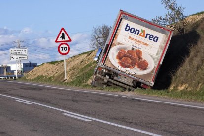 El camió va quedar a la cuneta després de l’accident.