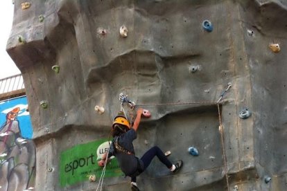 Una participant en l’activitat d’escalada l’any passat.