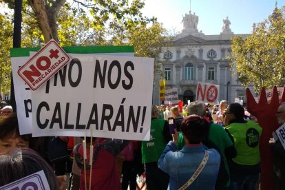 Manifestantes del escrache ante las puertas del Tribunal Supremo, ayer en Madrid.